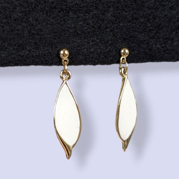 (2/$20) Vintage White Enamel Dangling Earrings - Picture 1 of 5